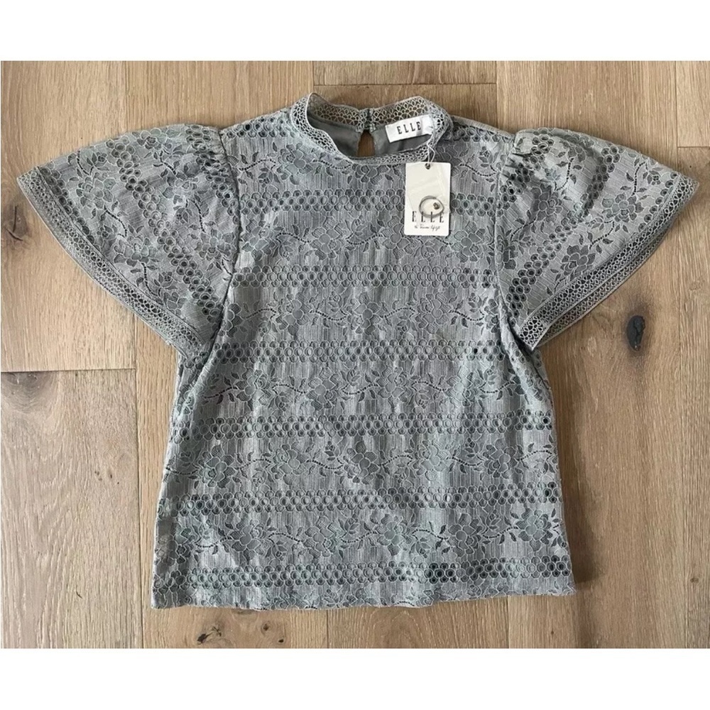 Elle Eyelet Ruffle Sleeve Top Sz XS
Gray * K3